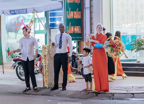 Hình ảnh đẹp nhất đêm Trung thu hôm qua: 3 người nước ngoài ăn mặc chỉnh tề, khuôn mặt hào hứng cầm đèn ông sao đi chơi khiến dân mạng cực thích thú