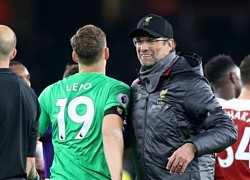 Jurgen Klopp gặp riêng Bernd Leno sau trận thua Arsenal