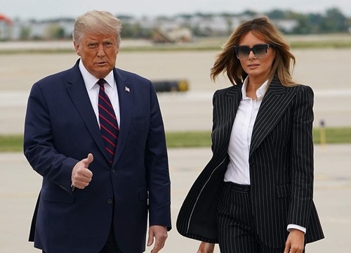 Outfit 'đen trắng đối lập' của Melania - Ivanka trong ngày Trump tranh luận