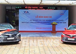 Toyota Việt Nam bàn giao xe Camry Hybrid cho Bộ Công Thương