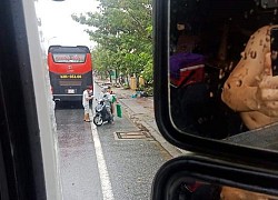 Ấm lòng cảnh người dân Huế dù đang cùng chịu ảnh hưởng bão số 9 vẫn gõ cửa từng chiếc xe xếp hàng trú bão để phát cơm ăn, nước uống miễn phí