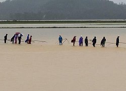 Bé trai 13 tuổi bị nước lũ cuốn trôi khi đi câu cá với bố