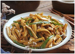Được cho túi nấm đùi gà, bỏ vào nồi xào lại được món ngon hơn cả thịt cá
