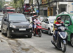Chủ nhà kéo ghế đá, chậu cây "khóa chặt" ô tô đỗ trước cửa, phản ứng khi tài xế xuất hiện mới là cao trào
