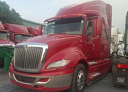 CLIP: Lao ra trước đầu xe container, cô gái bị cánh tay đàn ông kéo giật vào lề đường