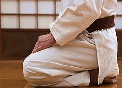Cô gái xích cổ chàng trai rồi kéo đi trên đường gây chú ý, chưa rõ thực hư nhưng đã khiến dân mạng "sôi máu"