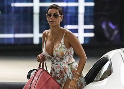 Cựu siêu mẫu Nicole Murphy khoe vòng một &#8216;ngoại cỡ&#8217; trên phố ở tuổi 52