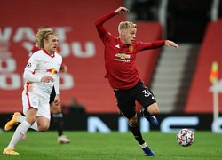 Gary Neville nói gì về màn trình diễn của Van de Beek trước RB Leipzig?