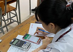 Hàng ngàn học sinh TPHCM thi giữa kỳ trên điện thoại