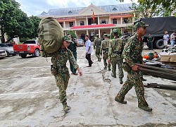 Hình ảnh các chiến sĩ sửa soạn đồ đạc lên đường vào hiện trường sạt lở