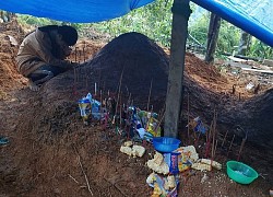 Hỗ trợ nữ sinh gục khóc bên mộ cha mẹ sau vụ sạt lở ở Nam Trà My