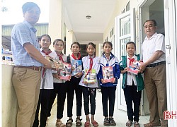 Học sinh vùng ngập nặng ở Hà Tĩnh nhận sách vở mới ngay khi đi học trở lại