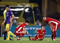 Khắc Ngọc bênh vực Tấn Tài về pha bóng khiến anh chấn thương