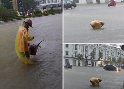 Một bạn trẻ ở Nghệ An đội mưa nhặt từng cọng rác ở ống cống để nước thoát nhanh hơn