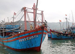 Một tàu cá bị sóng đánh chìm do không chấp hành phòng chống bão