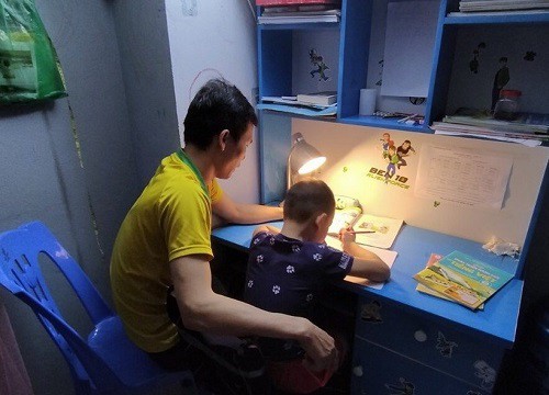 Bố mẹ công nhân "đánh vật' với việc học của con