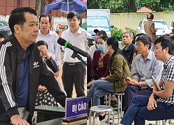 Người Bắc Ninh đội mưa dự phiên tòa xét xử giám đốc rút súng dọa bắn tài xế