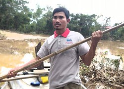 Người hùng vượt lũ dữ xuyên đêm, cứu hơn 300 người mắc kẹt giữa biển nước