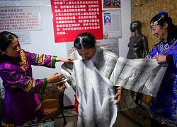 Người phụ nữ Trung Quốc làm quần áo từ da cá