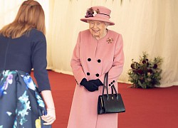 Nữ hoàng Elizabeth và những 'tín hiệu bí mật' từ chiếc túi xách