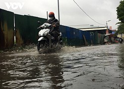 Đi xe máy mùa mưa bão cần lưu ý điều gì?
