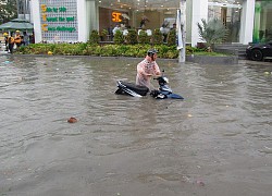 Sợ mọi người lọt xuống mương vì nước sâu, nam thanh niên đứng cảnh báo