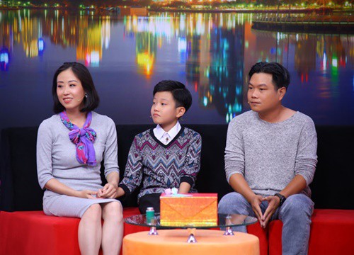 Thấy mẹ đau bệnh, cậu bé 11 tuổi tập làm việc nhà phụ giúp gia đình