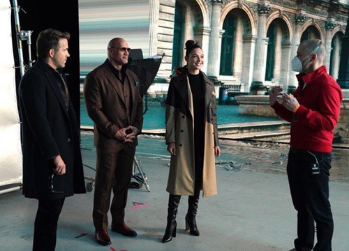 The Rock và bạn diễn trên phim trường 'Red Notice'