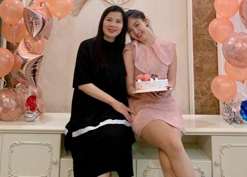 Tiểu tam 'Hoa hồng trên ngực trái' Lương Thanh đón sinh nhật tuổi 25, mẹ ruột chiếm spotlight vì quá trẻ trung