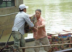 Kiểm tra thông tin Thủy Tiên dừng phát tiền cứu trợ vì thấy người nhận đeo vàng