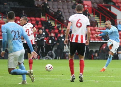 Man City chật vật thắng đội bét bảng