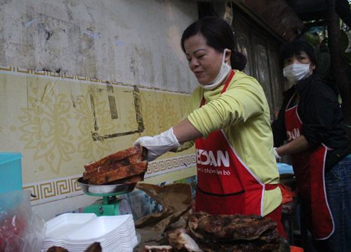 Quán thịt quay không biển hiệu, khách xếp hàng mua từ lúc chưa mở bán