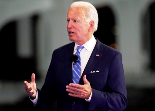 Biden chỉ trích Trump vì nói 'đừng sợ nCoV'