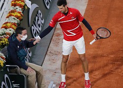 Djokovic đánh bóng trúng mặt trọng tài tại Pháp mở rộng