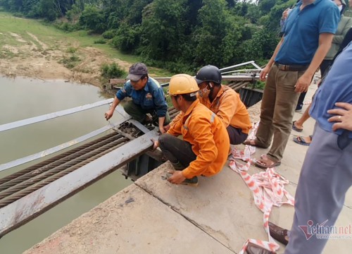 Lời kể người lặn sông Giăng phá cửa ô tô cứu người