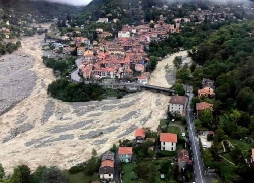 Lũ cuốn quan tài từ Italy sang Pháp