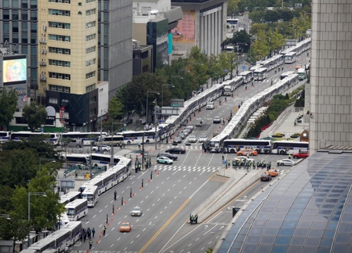 Lý do cảnh sát Hàn Quốc lập 'tường xe buýt' tại Seoul