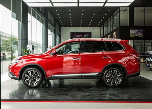 Mitsubishi Outlander giảm giá "xả kho" tới 160 triệu đồng