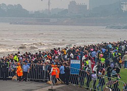 Người Trung Quốc chen lấn xem sóng triều sông Tiền Đường