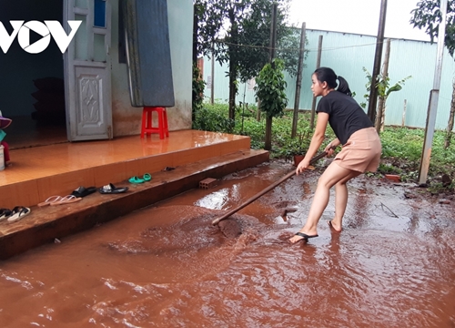 Nhà dân lại phố núi Pleiku ngập sâu sau mưa lớn