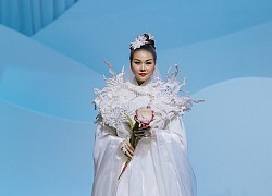 Thanh Hằng diễn catwalk cùng nền nhạc 'Trên đỉnh phù Vân'