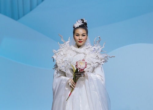 Thanh Hằng diễn catwalk cùng nền nhạc 'Trên đỉnh phù Vân'