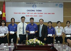 Trao học bổng "Tiếp sức đến trường" cho sinh viên ĐHQG TP. HCM