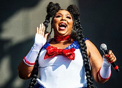 Rapper Lizzo mặc bikini biểu diễn