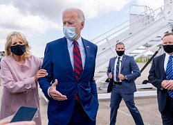 Vợ Biden kéo chồng ra xa nhóm phóng viên