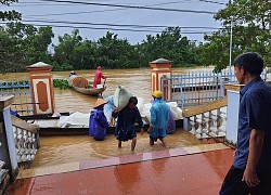 Chùm ảnh xót xa mùa mưa lũ Miền Trung: Nước ngập ngang bụng vẫn phải đứng ăn cơm, mẹ già co ro tấm chăn mỏng giữa mênh mông lũ chờ cứu hộ