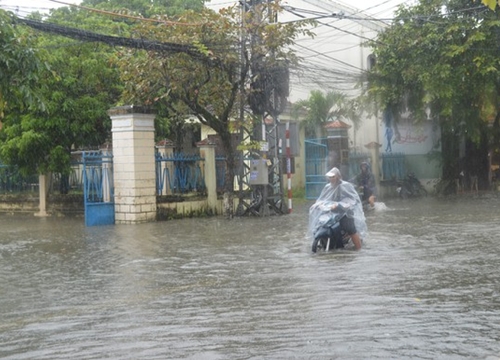 Đà Nẵng: Học sinh nghỉ học, đề nghị quân đội sẵn sàng chống lũ