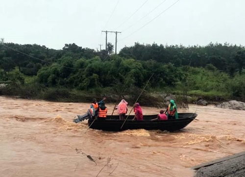 Đón con đi học về, 2 cha con bị lũ cuốn mất tích