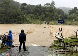 Hai vợ chồng bị lũ cuốn, một người chết