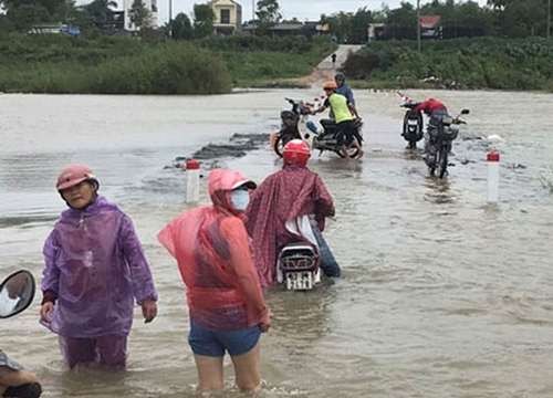 Hàng nghìn nhà dân ngập nước, nhiều người mất tích, thiệt mạng do mưa lũ xối xả ở miền Trung